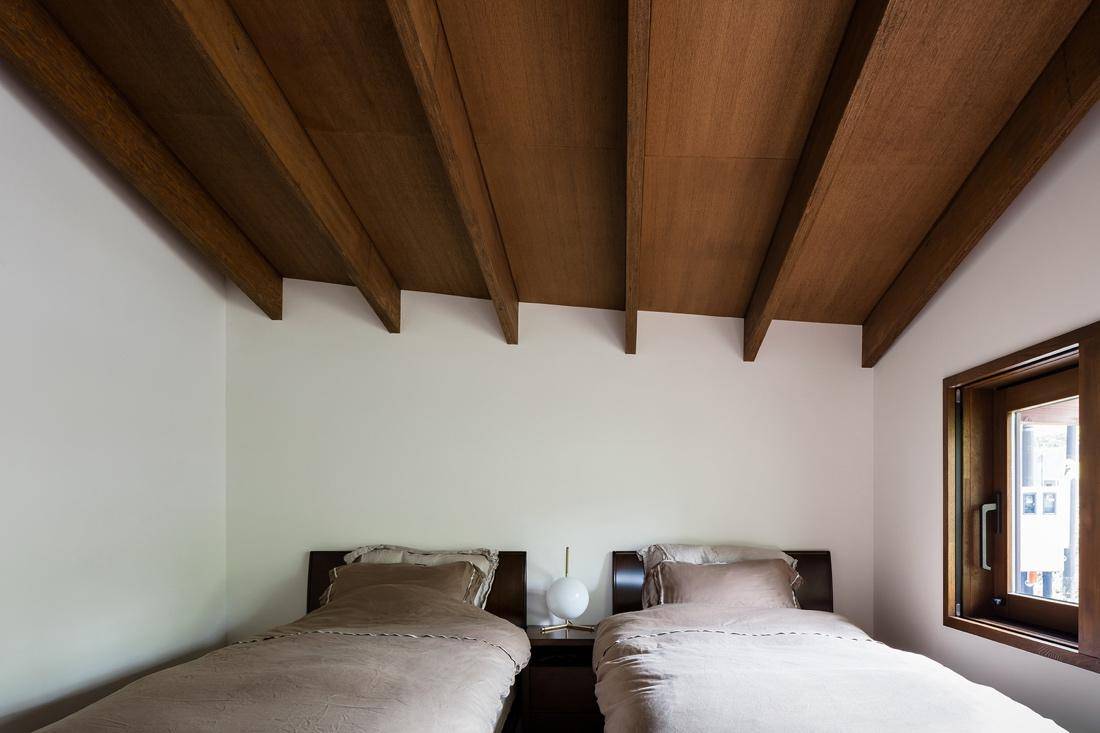 Phòng ngủ cũng không có quá nhiều nội thất rườm rà, nhưng vẫn tạo nên sự ấm cúng bởi chất liệu gỗ và màu nâu trầm.