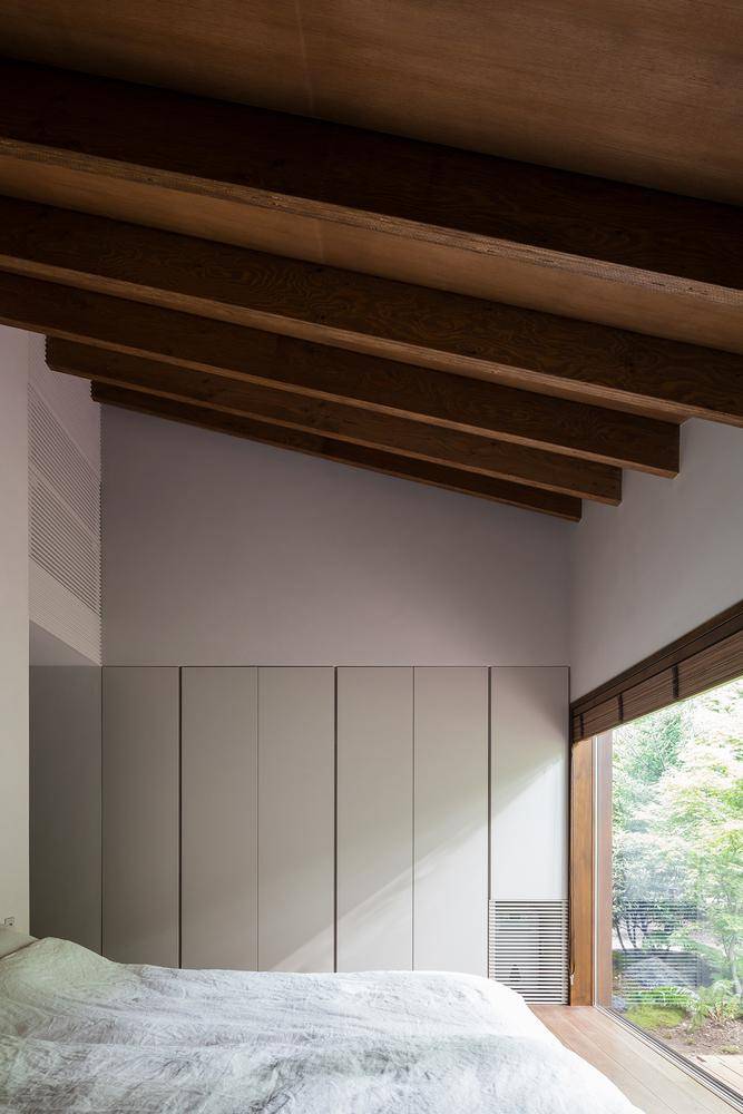 Thiết kế tủ âm tường nhiều ngăn giúp căn phòng trở nên gọn gàng hơn.