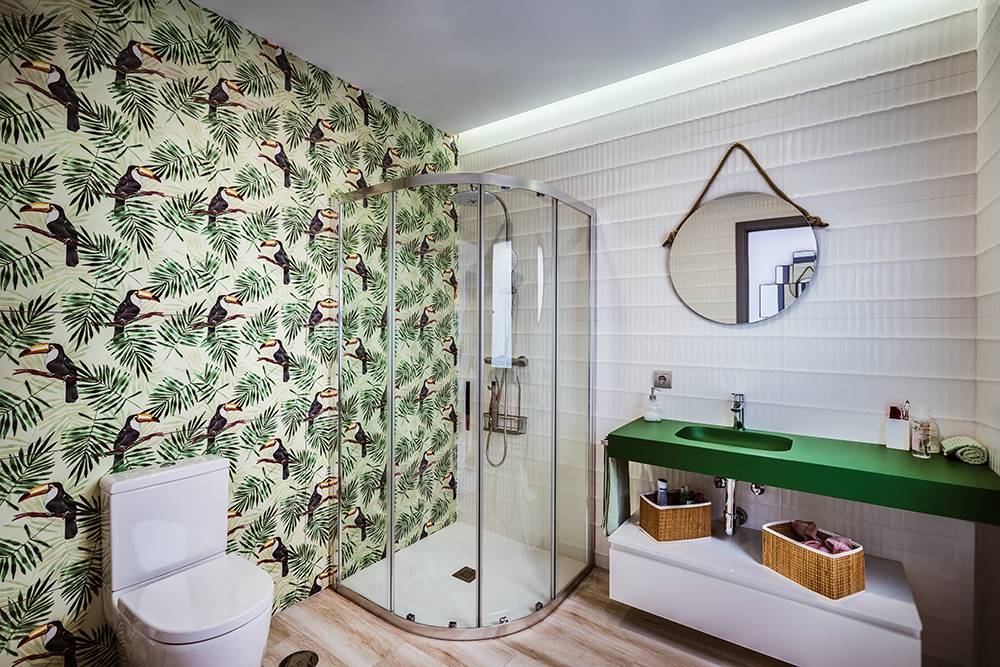 Phòng tắm nổi bật nhờ bức tường có họa tiết ấn tượng