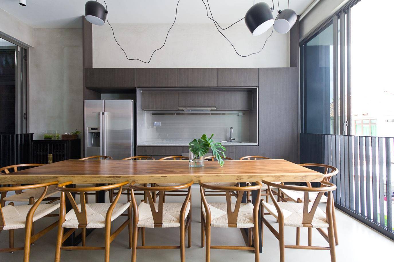 Khu vực bếp và bàn ăn phía trong không hề tách biệt với không gian bên ngoài nhờ hệ cửa gấp có thể đóng – mở linh hoạt