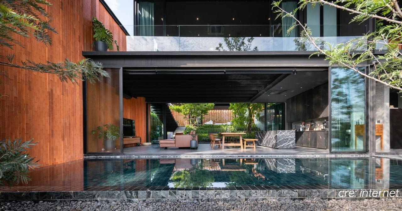 Phòng khách liền kề hồ bơi và khu vườn